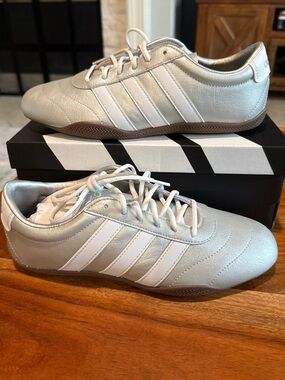 Adidas Women’s Grand Court Lo Metallic Silver & White Stripes JQ9682 Size 8 NIB